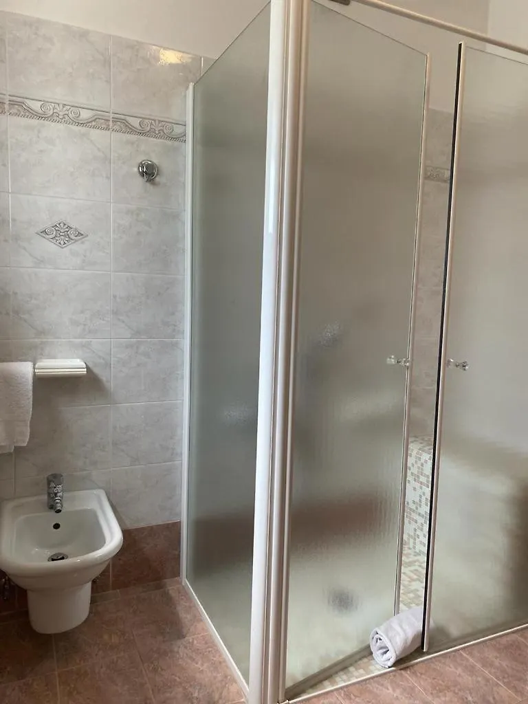 La Casa Sul Lago Apartments - Olive Tree Apartment ليمونِ سول غاردا 0*,  إيطاليا