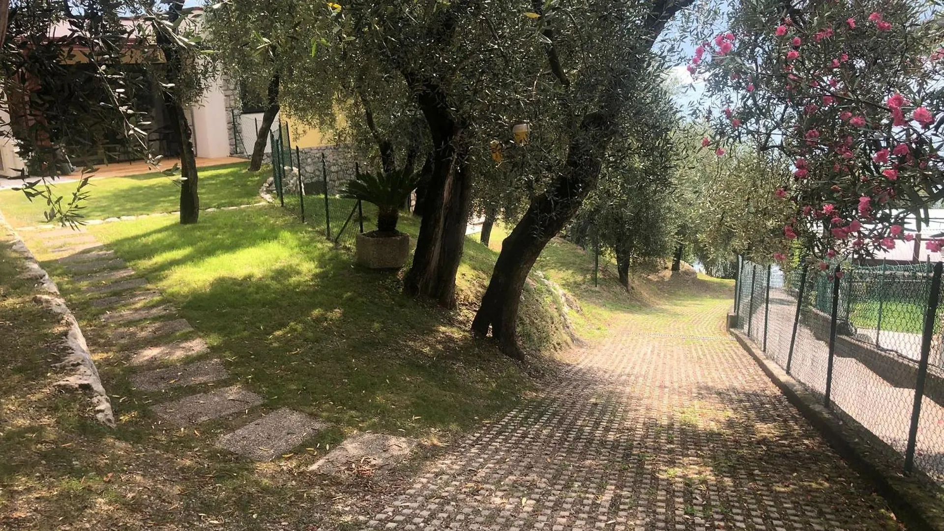 La Casa Sul Lago Apartments - Olive Tree Apartment ليمونِ سول غاردا